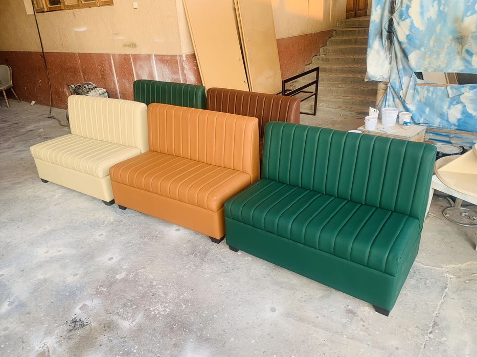 Диван в кафе. Диванчик