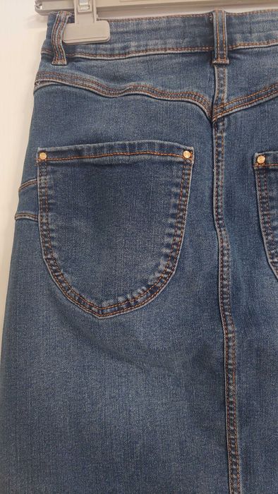 Дънкова пола тип „молив“ с цепка отпред – MOHITO, Нова