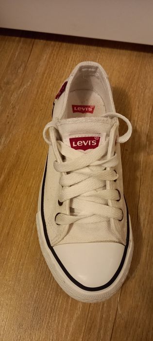 Tenesi Levi's marimea 31 eu