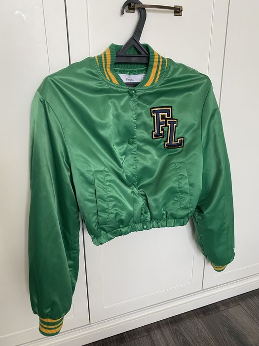 Продам недорого куртку (ветровку) размет М.