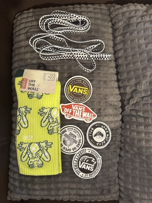 Чорапи VANS, подарък връзки за обувки и стикери