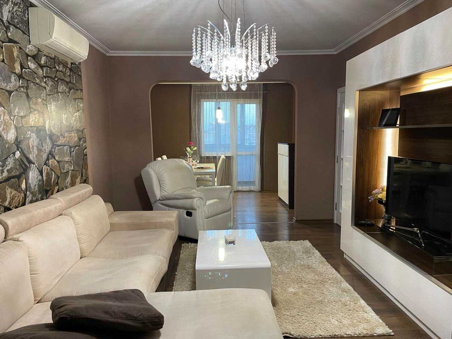 Продава се Четиристаен апартамент в Добрич, Христо Ботев - 98 кв.м за 1072 €/кв.м - Снимка #2