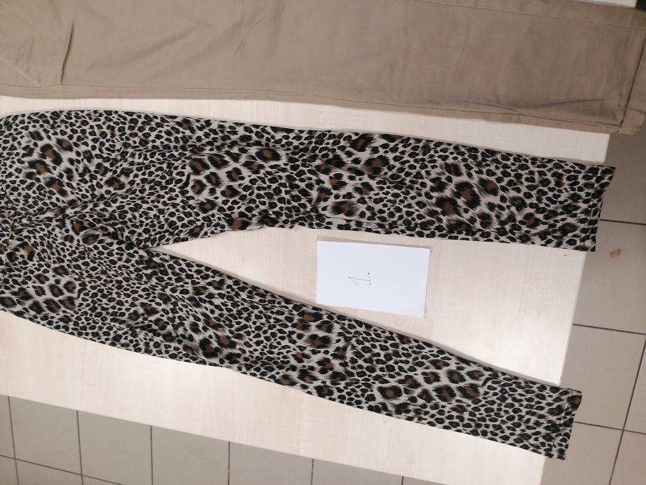 Pantaloni eleganți și colanți animal print