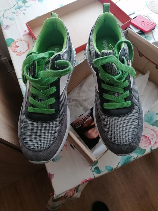 Vand Adidas Bit noi in cutie