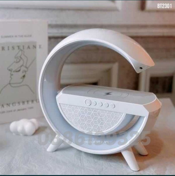 Смарт LED лампа-зарядно с високоговорител и радио
