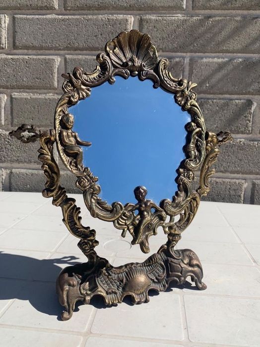Oglinda de masa in stilul Baroc din bronz ,piesa cu o lucrătură de o foarte mare finete , dimensiuni 34 cm h cu 30