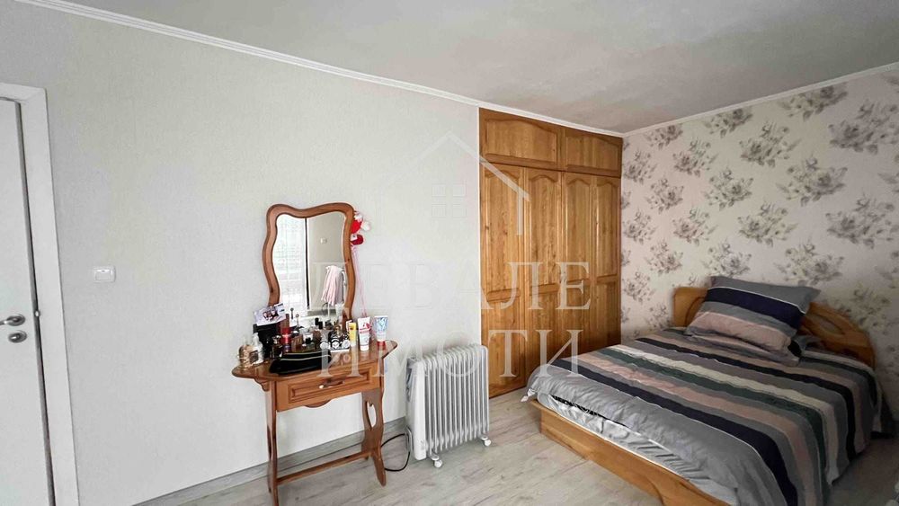 Продава се масивна двуетажна къща с гараж в гр. Мартен