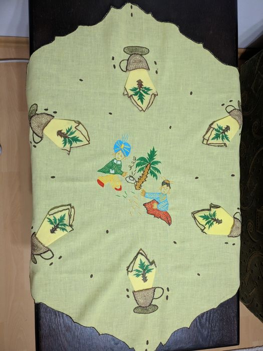 Fata de masa si 6 servete brodate manual