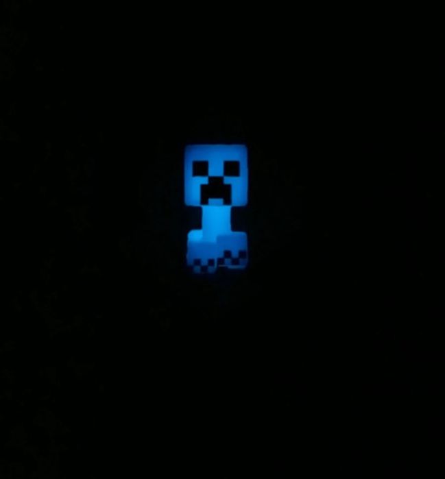 Figurina charged creeper (kinder joy si Minecraft)