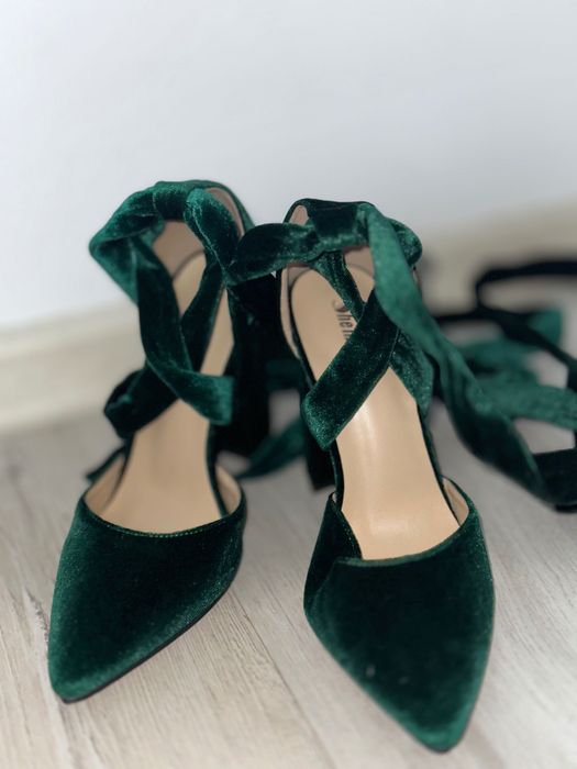 Зелени токчета от кадифе