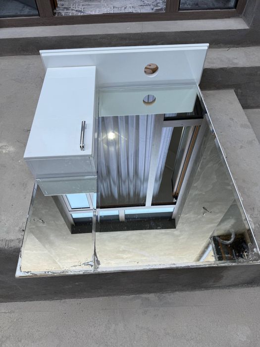 умывальник с зеркалом для ванной комнаты