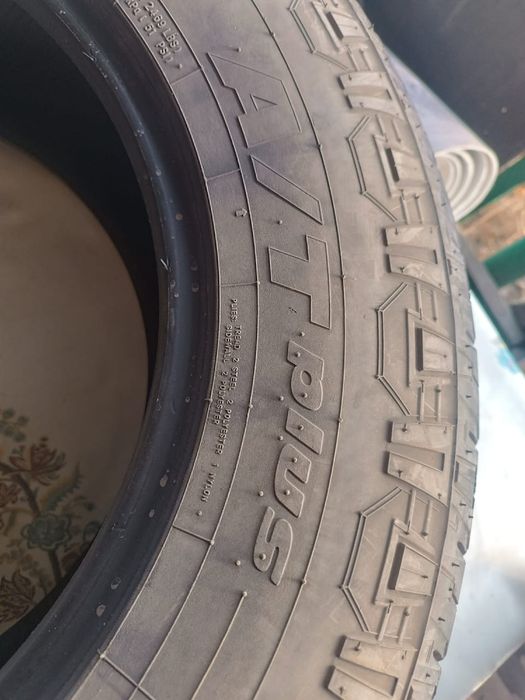 Продам комплект шин. .