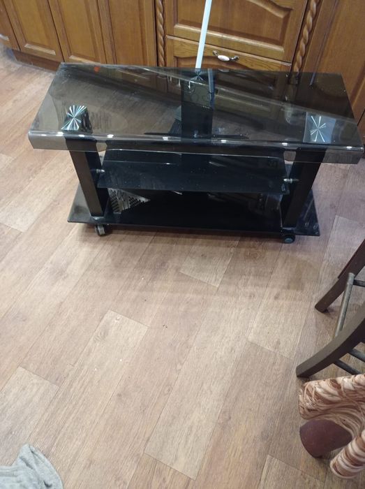 Продам стеклянную полку под телевизор