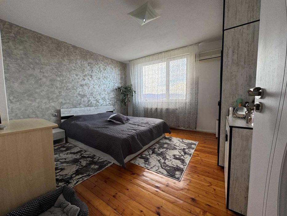 два самостоятелни етажа с гараж и двор