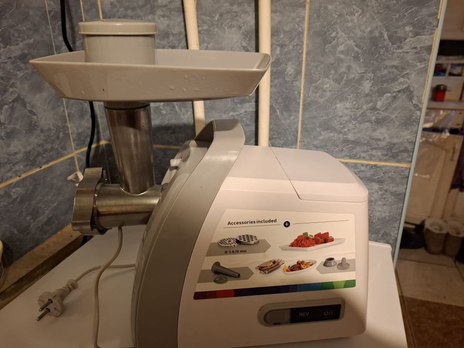 Vând mașina de tocat Bosch