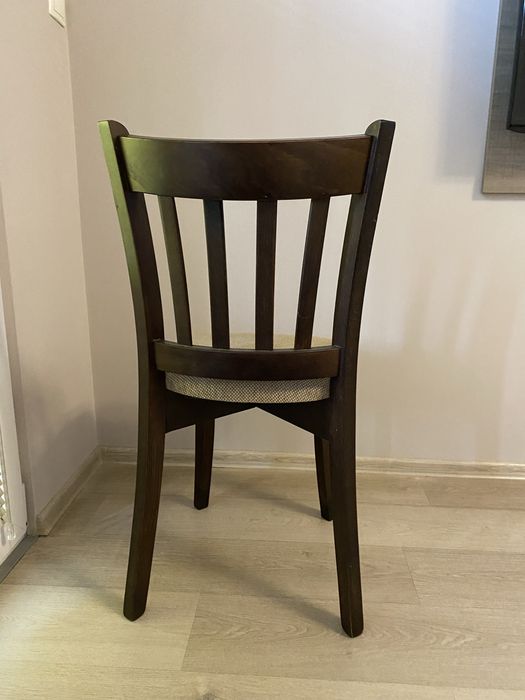 Трапезен стол масивно дърво четири броя.Цената е за всички столове.