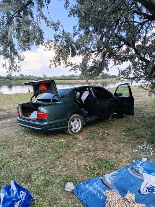 Продам мерседес 210й 1997гв. Объем 2.3 акпп