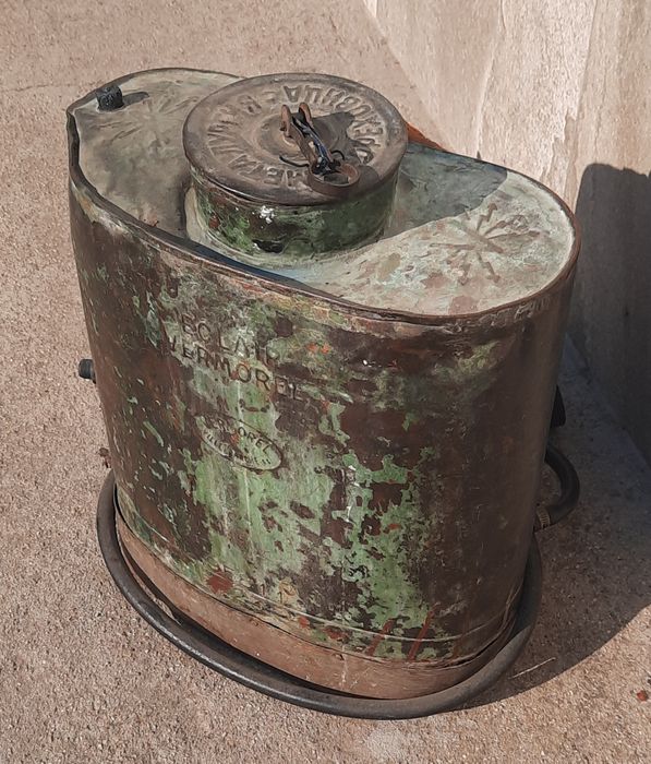 Използвана пръскачка, която е запазена, работи безотказно.