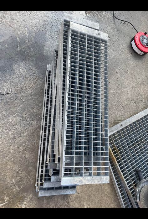 Trepte metalice zincate la diferite dimensiuni debitam la dimensiunea