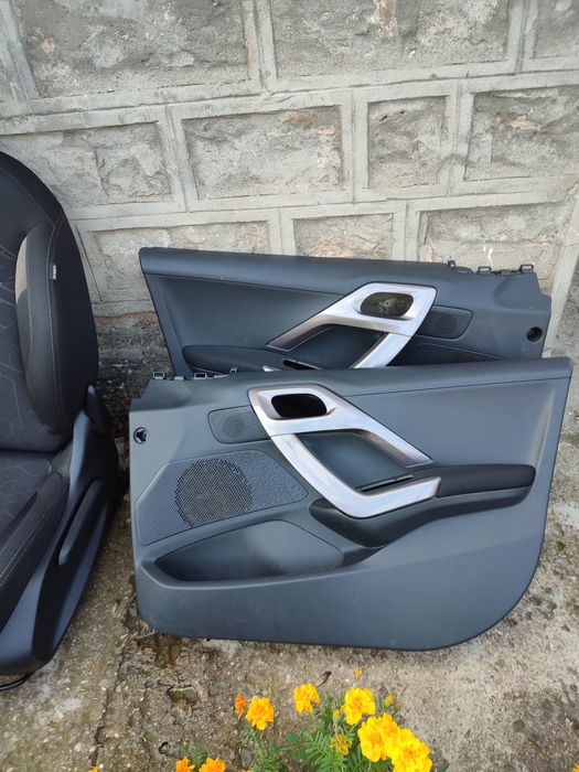 Предна дясна, задните седалки и корите комплект от Пежо 2008