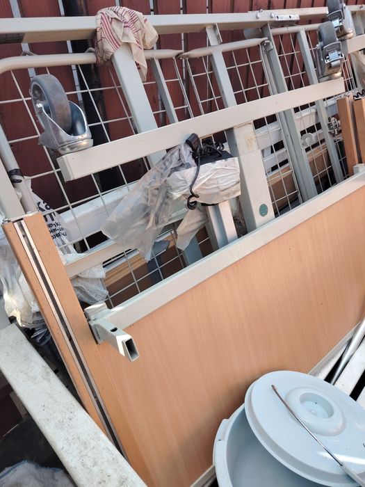 Vând pat pentru persoanele imobilizate la pat și scaun toleta