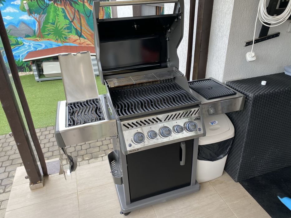 Gratar fonta pe gaz Napoleon  cu rotisor si sigilare vita