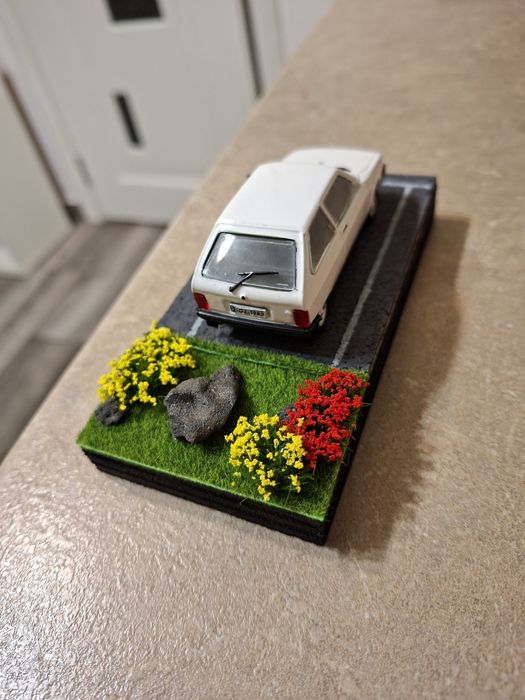 Diorama parcare Oltcit scara 1.43
