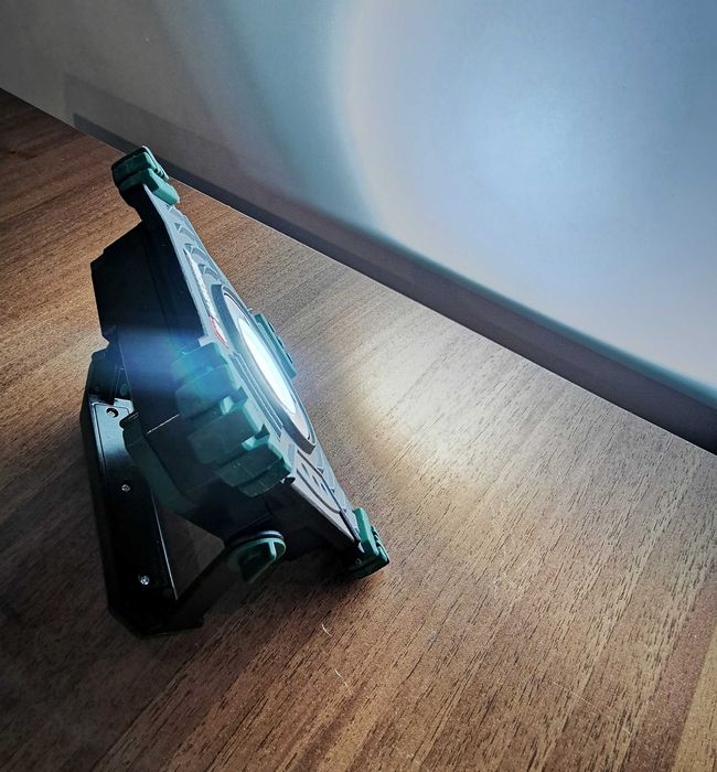 Proiector LED Parkside 20W cu acumulator – ideal șantier / camping