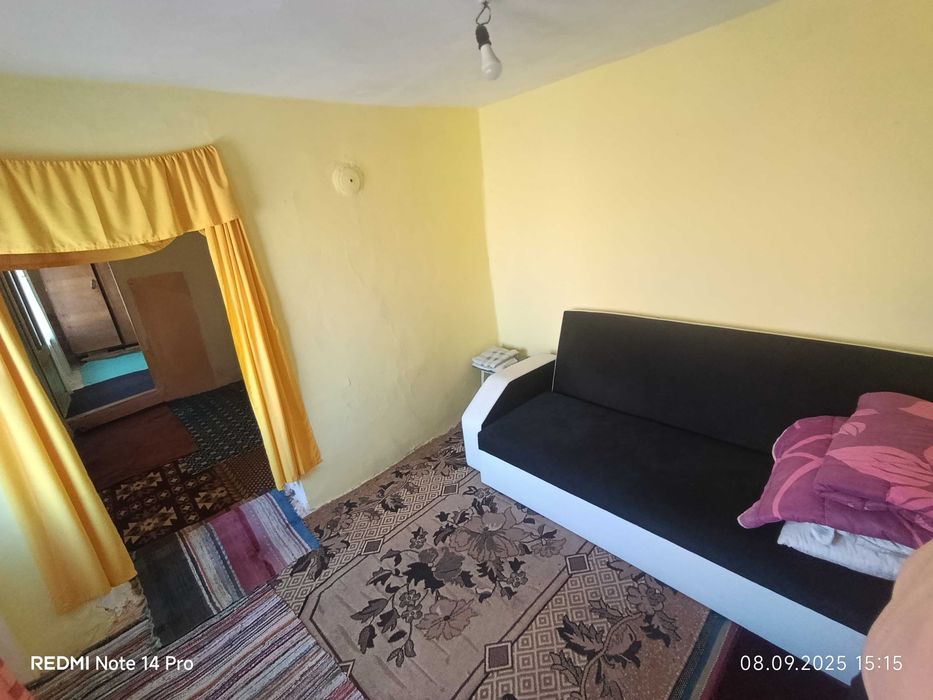 Продавам къща с дворно място