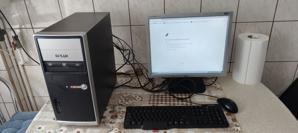 Două unități calculator DeLux și LG.
