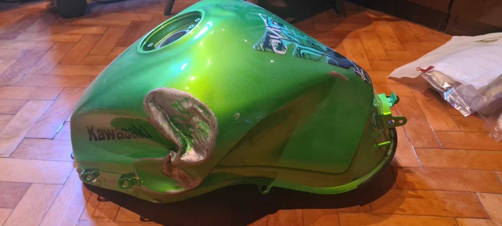 Резервоар KAWAZAKI Z1000SX 2012, рогатка и яйце.