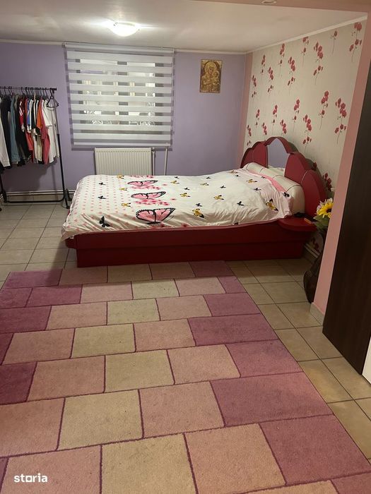 Casă cu 4 camere, curte și acces asfaltat