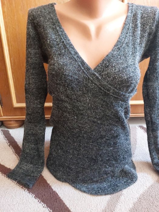 Pulover nou cu bust petrecut, din lana fina  si fir metalic argintiu