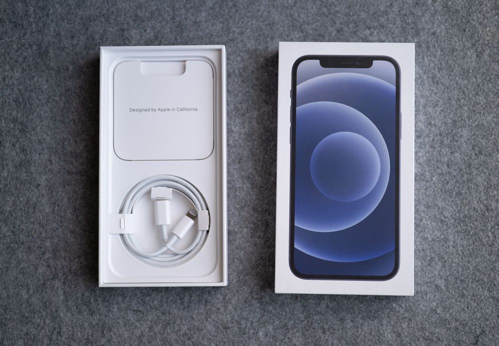 Телефон iPhone 12 / 64GB