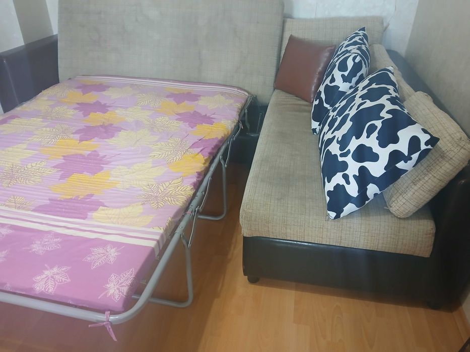 Ъглова холна гарнитура с разтегателно легло ракла и табуретка