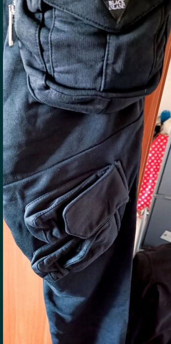 Vând pantaloni sport