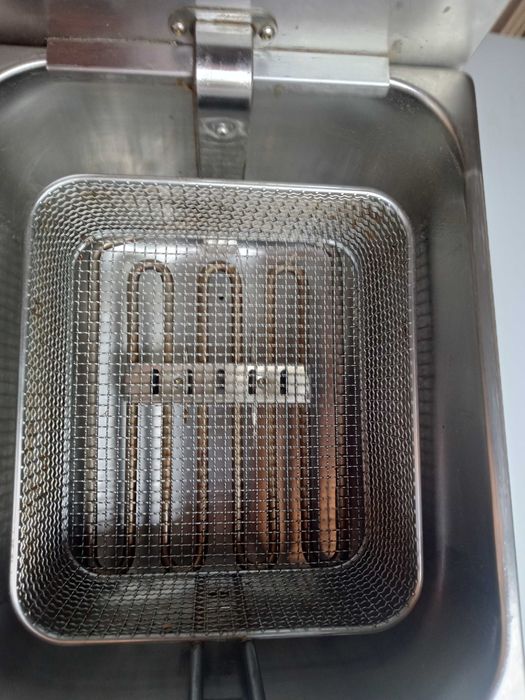 Продавам професионален фритюрник