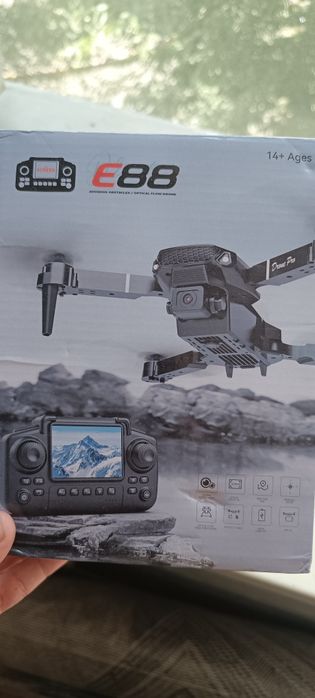 Складной квадрокоптер E88 Pro