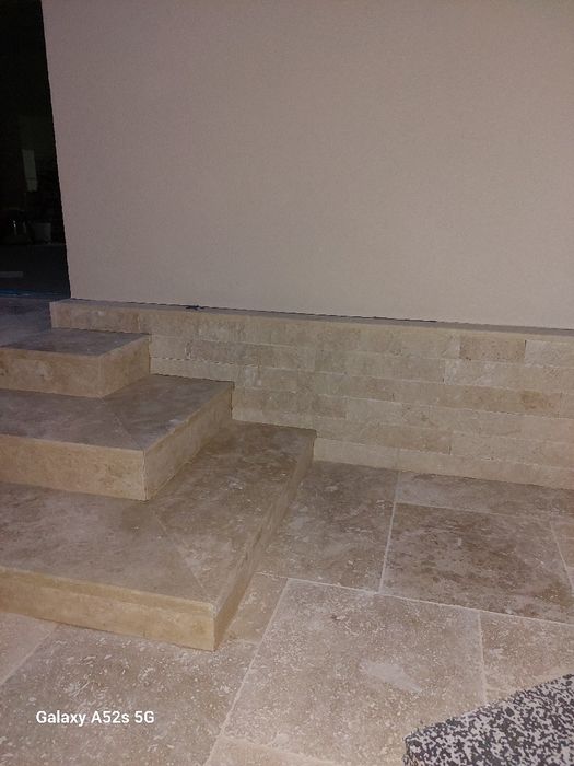 Zugrăvit, gletuit amenajări interioare instalații electrice și sanitar