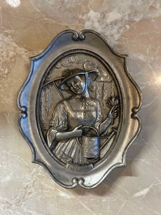 Пано, барелеф , жена