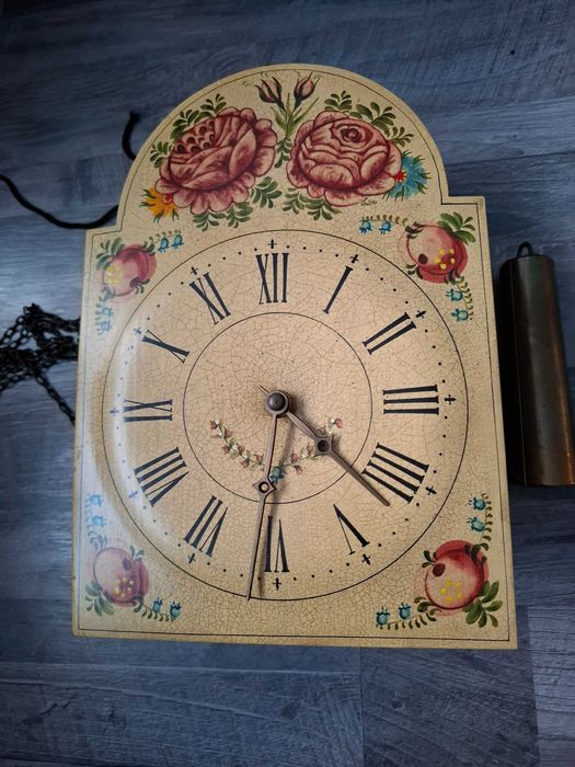 Винтидж механичен стенен часовник с ръчно рисуван циферблат