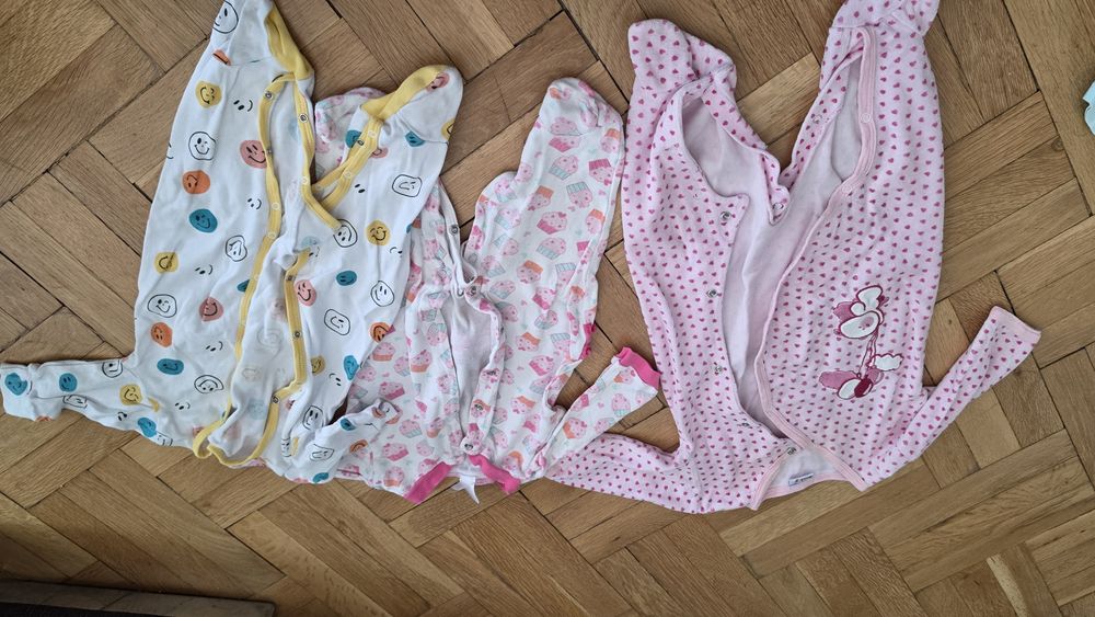 Подарявам дрешки за бебе