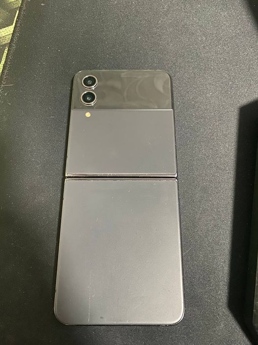 смартфон Samsung Galaxy Z Flip 4