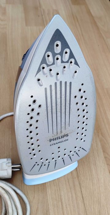 Парна ютия Philips GC3320, мощност: 2300 W, гладеща плоча: SteamGlide, парен удар, непрекъснато пароподаване, вертикална пара, воден резервоар: 300мл