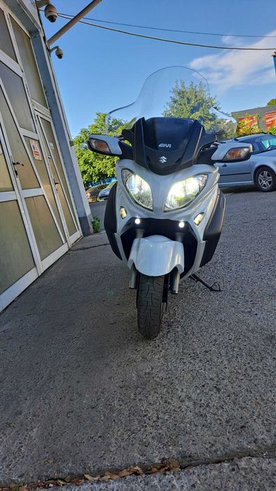 Suzuki Burgman 650 schimb cu scuter intre 125--400cc sau hala metalica