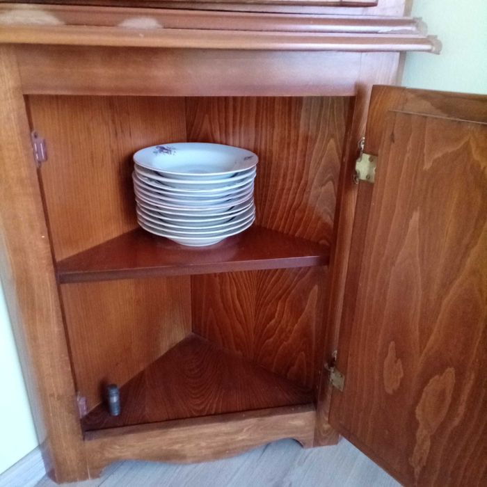 Античен ъглов витринен шкаф във викториански стил