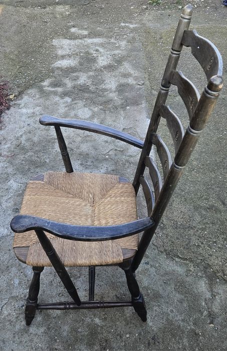 Scaun antic cu spatar tip scara