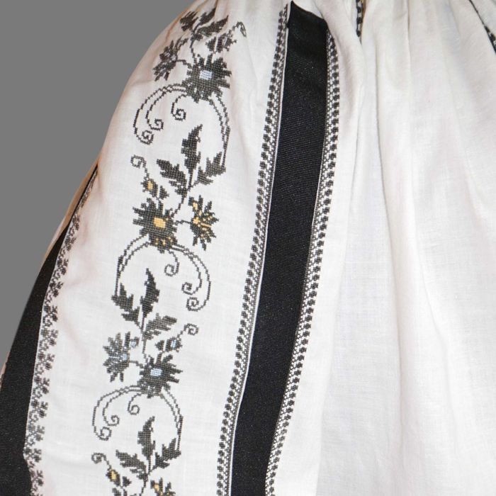 Ie traditionala veche lucrata manual din zona Gorjului M