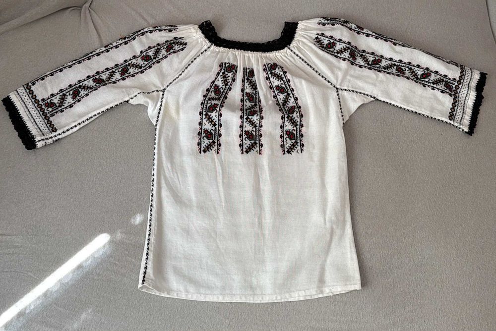Costum popular autentic pentru fetiță, lucrat manual, achizitionat de la un artist popular din zona Bucovinei.