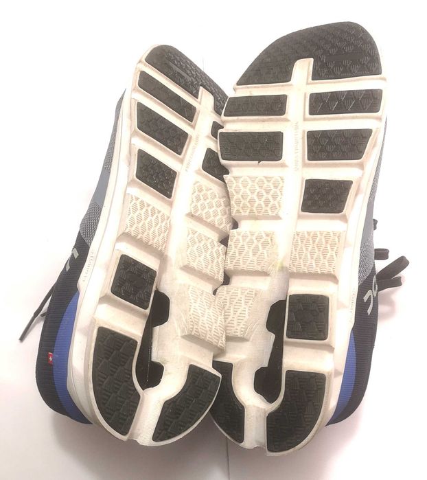 Vand pantofi sport ON, marimea 42, purtati o data